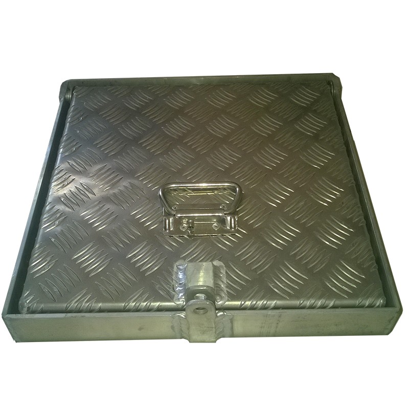 Trappe aluminium sur cadre 1000 x 1000